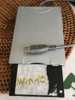 У меня на фирме еще остались да и флопы причем на USB да было и такое :) Было дело год назад звонит одна и говорит вы наверное не знаете что такое 3.5 :) я ржать начал , говорю ну знаю она вот у меня на дискете есть 2 фотографии хотела их переписать а ни кто не помогает . Говорю принесите ее и флешку , денег даже не взяли :) просто поржал :)Я сейчас дома , фото для тебя :)