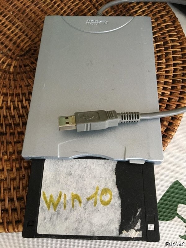 У меня на фирме еще остались да и флопы причем на USB да было и такое :) Было дело год назад звонит одна и говорит вы наверное не знаете что такое 3.5 :) я ржать начал , говорю ну знаю она вот у меня на дискете есть 2 фотографии хотела их переписать а ни кто не помогает . Говорю принесите ее и флешку , денег даже не взяли :) просто поржал :)Я сейчас дома , фото для тебя :)