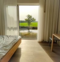 Я бы очень хотела отдыхать с супругом на мальдивах-миконосах-бора-бора, но денег хватает только на местную глубинку с милым видом на пруд с деревом. А уж чтобы проживать в таких жилищах - точно, не в этой жизни: денег стоит это дело больше, чем немеряно.