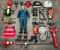 Да-да-да, и ездят они на деревянных повозках, запряженных лошадьми, и огонь тушат брезентовыми ведрами, набирая воду из ближайшего колодца. 

Справа вверху - бензомоторная пила, и это снаряжение МЧС, не отличающееся широтой номенклатуры.