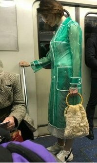 Стильный дождевик и стоит наверное не 10 руб.