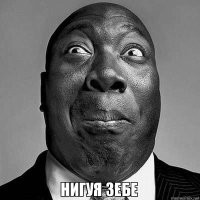 Мужчина вылез из кабины самолета и вручную запустил винт