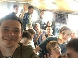 Правильная реакция! 

Полиция США выдрессировала дебоширов как положенно! Не то что у нас. Даже в автозаках им весело!