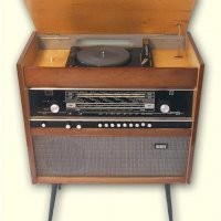 А у меня вот такая была, иголки не успевал менять)), пластинки до дыр заслушивал ,  еще гитару акустику через съемный звучок к ней подключал соседям на радость