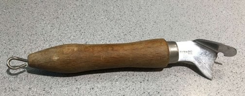 Артефакт древней культуры.
Уже 50 лет использую без инструкции по пользованию и пользовательского соглашения.
Кто подскажет, что это такое?