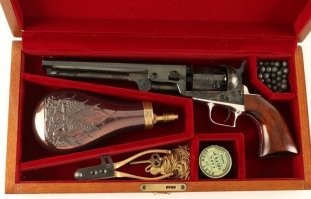 Не претендую на абсолютное знание оружейной темы, но как согласуется пороховница, пули и предполагаемое с этим заряжение однодульного оружия с барабаном и курком?