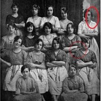 То что у второй женщины из башки рука торчит, никого не смущает?!