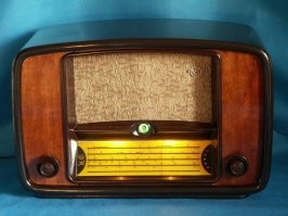 А мне в детстве достался от деда радиоприемник Балтика! С зеленым индикатором впереди! Мелкому мне тогда так нравилось, когда на индикаторе шторки раздвигались когда волну находил!:) Потом отнесли его как-то в подвал и там его у меня украли!