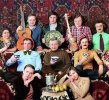 В 1981 году в Дом на набережной съехались артисты, чьи голоса можно услышать на одной из самых популярных в СССР пластинок. В тот день они ели плов, пили чай, пели под гитару и фотографировались на фоне ковра. Историю появления этой фотографии рассказали ее автор Валерий Плотников и инициатор съемки Вениамин Смехов.

На фото: вверху, слева направо – Ирина Якушенко, Сергей Никитин, Вениамин Смехов, Виктор Берковский, Эдуард Шахназарян; в середине – Сергей Юрский, Олег Табаков, Леонид Филатов; внизу – Наталья Тенякова, Татьяна Никитина

«Где-то фрукты сумели достать!»

Повод для встречи был приятный и важный: фирма «Мелодия» готовила к выпуску пластинку «Али-Баба и сорок разбойников». Фотограф Валерий Плотников должен был сделать фото для оформления обложки, для чего собрались вместе почти все, кто создал эту музыкальную сказку. Съемка состоялась в знаменитом Доме на набережной, где жила редактор «Мелодии» Ирина Якушенко.

– Ирина предоставила свою квартиру, и вещи на снимке тоже ее: ковер, пиалы, чайник, восточное блюдо у меня в руках, покрывало, которое так красиво ниспадает с дивана, – вспоминает Вениамин Смехов, автор сценария и стихов к «Али-Бабе и сорока разбойникам». – Где-то даже фрукты сумели достать! В Доме на набережной, как вы понимаете, жили солидные люди. Муж Якушенко был очень известным композитором. Сама Ирина на снимке – в верхнем ряду слева. А справа – Эдуард Шахназарян, блестящий звукорежиссер оркестра Гараняна. За несколько лет до этого именно Эдик сделал эпохальную запись песен Владимира Высоцкого.

Сергей Никитин пришел на съемку со своей гитарой. Он же принес с собой тор – узбекский инструмент, который в кадре держит в руках композитор Виктор Берковский. Оба они, Никитин и Берковский, написали всю музыку к «Али-Бабе».

– Между прочим, именно после этого Сергей Никитин бросил свою науку и стал штатным заведующим музыкальной частью «Табакерки», – продолжает Смехов. – Он был не только одним из двух композиторов, но и музыкальным режиссером «Али-Бабы». Это Никитин ездил на квартиры к Юрскому, Табакову, Джигарханяну – сначала уговаривал их участвовать, а потом тренировал к исполнению песен. А его жену Таню, блестящую певицу, я впервые обрек на драматическую роль – она сыграла Зейнаб. Никого лучше не нашел, и правильно сделал.

Пришлось обойтись без халатов

Фотограф Валерий Плотников изначально хотел, чтобы все участники съемки надели восточную одежду. Но если аутентичный ковер найти удалось, то с костюмами ничего не получилось.

– Я представлял себе чайхану, кальян, кубки, халаты стеганые, – рассказывает Плотников. – Пытался по Москве что-то такое собрать, и вроде как почти всё нашли, но не удалось отыскать никакой восточной одежды. Наташа Тенякова и Таня Никитина должны были изображать смиренных женщин Востока, но что поделаешь... В советские времена это всегда было проблемой: во что одеть актера для съемки. В итоге все снялись в том, в чем пришли. Хорошо, что нет никого в пиджаке или смокинге. Кожаная куртка Смехова – еще куда ни шло, в то время это было очень модно. Знаменитая бабочка Юрского тоже ничего не портит – он ее уже тогда носил и до сих пор с ней не расстается.

Куда пропал Табаков

С Олегом Табаковым, исполнителем роли Али-Бабы, вышла странная история. Он есть на групповом фото, но на самой обложке пластинки его нет. Вместо него в центре снимка – мультяшный Али-Баба в красной чалме. Так решили на «Мелодии» в последний момент, не обсудив это с создателями самой сказки.

– Первоначальный макет пластинки нам по дружбе сделал Аркадий Троянкер, один из блестящих книжных художников, – говорит Вениамин Смехов. – Там слева и справа перфокартой шли разные фотографии Плотникова: Зиновий Гердт, который написал замечательную статью о нас для обложки, Джигарханян с Табаковым, которые фотографировались отдельно, семейные снимки – Юрский с Теняковой, Сережа Никитин с Таней, я с моей женой Галей. Это было очень красиво. А потом какой-то шеф «Мелодии» распорядился сделать «Али-Бабу» первой пластинкой в серии «Сказка за сказкой». И появились рисованные картинки, на которых якобы мы все – плод фантазии какого-то художника.

Плов Никитина

На фото нет Армена Джигарханяна, который исполнил роль Хасана. Хотя его приглашали и ждали.

– Он, мне кажется, в тот раз опоздал, – предполагает Плотников. – Поэтому я его снимал впоследствии отдельно, одного и вместе с Табаковым. Мы прежде не были знакомы, это была моя первая съемка Джигарханяна.

Работа над фото длилась довольно долго – около полутора часов. Но все участники были очень рады и совместной съемке, и вообще возможности собраться. Тем более что на кухне в тот день царил Сергей Никитин со своим легендарным таджикским пловом.

– Сережа с Таней (Татьяна Никитина родилась в Душанбе. – Ред.) превратили тот день в настоящий праздник восточного плова, – вспоминает Вениамин Смехов. – Всем было очень вкусно, и тот плов оказался просто незабываемым.

Ирина Проровская.

Советская Белоруссия № 64 (24694). Суббота, 4 апреля 2015