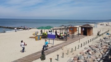 А у нас круглый год сотни детей из санатория поправляют здоровье на море и отлично пользуются такими дорожками для подъезда к пляжу и самой воде. Только тупой идиот не поймёт как нужен таким людям поход на море. В любое время года. Попробуйте хоть почитать, посмотреть картинки, раз своими мозгами пользоваться не умеете.