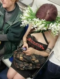 У нее еще и тату на руке - портрет Теслы...