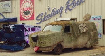 Кастомный двухдверный автомобиль, полностью покрытый кожей бизона