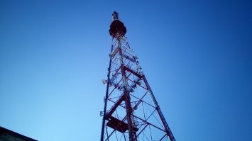 Вот лично я, радиостанции часто использовал и использую. 
И по работе, в том числе. 

Бываю в таких местах, где мобильной связи просто нет или она очень хреновая. 

Да и неудобно бывает с мобилой. 
И смысла не много деньги платить за разговор, если, к примеру, один абонент на башне висит, а второй внизу. Или на другой башне и вы между этими башнями, радиорелейную связь налаживаете. :) 
Ага, что бы та самая "сотовая связь" появилась. 
Да и по сотовой связи, бывает качество низкое и собеседник "пропадает". Можно и упустить что-нибудь. 

Так что зря вы так переживаете. 
"Принял", это не суеверное "крайний", а вполне обоснованное, в некоторых случаях, "слово". 
И тот, кто привык так говорить, вполне может, по привычке, им пользоваться даже тогда, когда это не очень-то и требуется. 
И нет в этом ничего странного и страшного.