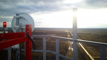 Вот лично я, радиостанции часто использовал и использую. 
И по работе, в том числе. 

Бываю в таких местах, где мобильной связи просто нет или она очень хреновая. 

Да и неудобно бывает с мобилой. 
И смысла не много деньги платить за разговор, если, к примеру, один абонент на башне висит, а второй внизу. Или на другой башне и вы между этими башнями, радиорелейную связь налаживаете. :) 
Ага, что бы та самая "сотовая связь" появилась. 
Да и по сотовой связи, бывает качество низкое и собеседник "пропадает". Можно и упустить что-нибудь. 

Так что зря вы так переживаете. 
"Принял", это не суеверное "крайний", а вполне обоснованное, в некоторых случаях, "слово". 
И тот, кто привык так говорить, вполне может, по привычке, им пользоваться даже тогда, когда это не очень-то и требуется. 
И нет в этом ничего странного и страшного.