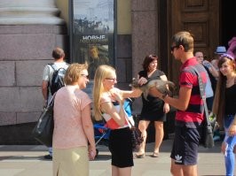 Помнится в этом сквере две будки, на каждых граффити и они часто меняются. Снимали рядом, в Орловском переулке апартаменты, 2015г