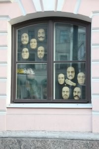 Помнится в этом сквере две будки, на каждых граффити и они часто меняются. Снимали рядом, в Орловском переулке апартаменты, 2015г