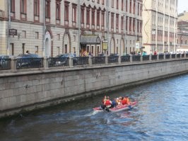 Помнится в этом сквере две будки, на каждых граффити и они часто меняются. Снимали рядом, в Орловском переулке апартаменты, 2015г