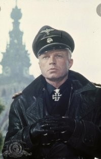 Не могу назвать себя знатоком киноискусства, поэтому не буду спорить заунывный - не заунывный. Думаю этот международный проект разрешили снимать Калатозову, потому, что он получил "пальмовую ветвь" за фильм о девушке, которая усиленно еб.ётся в то время, когда вся страна, в том числе её жених, воюет. Коннери в этот проет попал, думаю, по этой же причине. Нигде об этом не упоминал, скорее потому, что в его социуме о работе с коммуняками лучше было не распростроняться. Мне в этом фильме другое не понравилось - он вывел шведского лётчика в образе еб.учего супермена шантажировавшего героиню Кардинале. Он таким не был и это мерзко так порочить человека. Зато актёр, который его играл Х.Крюгер, в своё  время, воевал в дивизии СС.
Другого актёра не нашлось?
Он, почти во всех фильмах играет летчиков люфтваффе или просто нацистов. Наверное, на него киношники смотрели:"Господи, как на нашего Буншу похож...". В том смысле, что "ё.б твою мать нацист вылитый..."
 А он и играл - карму отрабатывал.