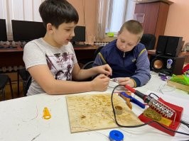 Вы немного путаете: дистанционное обучение != домашнее обучение: домашнее обучение - это обучение индивидуальное, учитель-ученик (может быть как очным, когда учитель приходит домой к ученику, а может быть и удаленным, с использованием разных средств коммуникации), а дистанционное - это обучение групповое. 

Ну да, ковид с нами надолго (если не навсегда), но со временем, как с гриппом, будут вакцины (да и сам вирус ослабеет) и все будет норм. 

Школа УГ? Ну... Нет, наверное. Сам институт школы - идея хорошая, а вот реализация... она разной бывает. И тут есть аж два варианта: местный департамент образования, директор и учителя заинтересованы в обучении будущего поколения (или учителя - упораны, как я) и школа оснащена и есть условия хорошие (ниже я кидал фотки того, чем обновили наши школы - достаточно крутой апгрейд) или все кладут болт. В первом случае школа считается, как не трудно догадаться, хорошей, а во втором - плохой. 

Как вы, может быть, догадались - я работаю в школе. Преподаю робототехнику (сейчас еще и web-разработку курс запустили, но не важно). Я к тому, что если учитель хочет учить (а не сидеть на попе ровно и получать зп), то найдет способы для этого: оборудовал класс (сам полы перестилал и красил, стены перекрашивал даже, светильники вешал!), разработал программы и добился обучения по авторским программам, добился закупки оборудования и ПО... более того, я добился такой штуки, как обучение в малых группах и сейчас у меня класс - это 7-8 человек (и такое можно сделать где угодно - мой коллега, который ведет информатику и физику, сделал так же и даже неплохо заработал на этом - учитель года Томской области и 150к за победу). Все зависит от желания самого учителя, в основном;)

Немного фоточек учебного процесса (иногда мы с ребятами ходим на местные производства) чтоб было хоть немного представления о чем я вообще;)