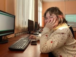 Вы немного путаете: дистанционное обучение != домашнее обучение: домашнее обучение - это обучение индивидуальное, учитель-ученик (может быть как очным, когда учитель приходит домой к ученику, а может быть и удаленным, с использованием разных средств коммуникации), а дистанционное - это обучение групповое. 

Ну да, ковид с нами надолго (если не навсегда), но со временем, как с гриппом, будут вакцины (да и сам вирус ослабеет) и все будет норм. 

Школа УГ? Ну... Нет, наверное. Сам институт школы - идея хорошая, а вот реализация... она разной бывает. И тут есть аж два варианта: местный департамент образования, директор и учителя заинтересованы в обучении будущего поколения (или учителя - упораны, как я) и школа оснащена и есть условия хорошие (ниже я кидал фотки того, чем обновили наши школы - достаточно крутой апгрейд) или все кладут болт. В первом случае школа считается, как не трудно догадаться, хорошей, а во втором - плохой. 

Как вы, может быть, догадались - я работаю в школе. Преподаю робототехнику (сейчас еще и web-разработку курс запустили, но не важно). Я к тому, что если учитель хочет учить (а не сидеть на попе ровно и получать зп), то найдет способы для этого: оборудовал класс (сам полы перестилал и красил, стены перекрашивал даже, светильники вешал!), разработал программы и добился обучения по авторским программам, добился закупки оборудования и ПО... более того, я добился такой штуки, как обучение в малых группах и сейчас у меня класс - это 7-8 человек (и такое можно сделать где угодно - мой коллега, который ведет информатику и физику, сделал так же и даже неплохо заработал на этом - учитель года Томской области и 150к за победу). Все зависит от желания самого учителя, в основном;)

Немного фоточек учебного процесса (иногда мы с ребятами ходим на местные производства) чтоб было хоть немного представления о чем я вообще;)