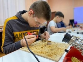 Вы немного путаете: дистанционное обучение != домашнее обучение: домашнее обучение - это обучение индивидуальное, учитель-ученик (может быть как очным, когда учитель приходит домой к ученику, а может быть и удаленным, с использованием разных средств коммуникации), а дистанционное - это обучение групповое. 

Ну да, ковид с нами надолго (если не навсегда), но со временем, как с гриппом, будут вакцины (да и сам вирус ослабеет) и все будет норм. 

Школа УГ? Ну... Нет, наверное. Сам институт школы - идея хорошая, а вот реализация... она разной бывает. И тут есть аж два варианта: местный департамент образования, директор и учителя заинтересованы в обучении будущего поколения (или учителя - упораны, как я) и школа оснащена и есть условия хорошие (ниже я кидал фотки того, чем обновили наши школы - достаточно крутой апгрейд) или все кладут болт. В первом случае школа считается, как не трудно догадаться, хорошей, а во втором - плохой. 

Как вы, может быть, догадались - я работаю в школе. Преподаю робототехнику (сейчас еще и web-разработку курс запустили, но не важно). Я к тому, что если учитель хочет учить (а не сидеть на попе ровно и получать зп), то найдет способы для этого: оборудовал класс (сам полы перестилал и красил, стены перекрашивал даже, светильники вешал!), разработал программы и добился обучения по авторским программам, добился закупки оборудования и ПО... более того, я добился такой штуки, как обучение в малых группах и сейчас у меня класс - это 7-8 человек (и такое можно сделать где угодно - мой коллега, который ведет информатику и физику, сделал так же и даже неплохо заработал на этом - учитель года Томской области и 150к за победу). Все зависит от желания самого учителя, в основном;)

Немного фоточек учебного процесса (иногда мы с ребятами ходим на местные производства) чтоб было хоть немного представления о чем я вообще;)