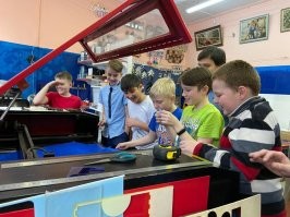 Вы немного путаете: дистанционное обучение != домашнее обучение: домашнее обучение - это обучение индивидуальное, учитель-ученик (может быть как очным, когда учитель приходит домой к ученику, а может быть и удаленным, с использованием разных средств коммуникации), а дистанционное - это обучение групповое. 

Ну да, ковид с нами надолго (если не навсегда), но со временем, как с гриппом, будут вакцины (да и сам вирус ослабеет) и все будет норм. 

Школа УГ? Ну... Нет, наверное. Сам институт школы - идея хорошая, а вот реализация... она разной бывает. И тут есть аж два варианта: местный департамент образования, директор и учителя заинтересованы в обучении будущего поколения (или учителя - упораны, как я) и школа оснащена и есть условия хорошие (ниже я кидал фотки того, чем обновили наши школы - достаточно крутой апгрейд) или все кладут болт. В первом случае школа считается, как не трудно догадаться, хорошей, а во втором - плохой. 

Как вы, может быть, догадались - я работаю в школе. Преподаю робототехнику (сейчас еще и web-разработку курс запустили, но не важно). Я к тому, что если учитель хочет учить (а не сидеть на попе ровно и получать зп), то найдет способы для этого: оборудовал класс (сам полы перестилал и красил, стены перекрашивал даже, светильники вешал!), разработал программы и добился обучения по авторским программам, добился закупки оборудования и ПО... более того, я добился такой штуки, как обучение в малых группах и сейчас у меня класс - это 7-8 человек (и такое можно сделать где угодно - мой коллега, который ведет информатику и физику, сделал так же и даже неплохо заработал на этом - учитель года Томской области и 150к за победу). Все зависит от желания самого учителя, в основном;)

Немного фоточек учебного процесса (иногда мы с ребятами ходим на местные производства) чтоб было хоть немного представления о чем я вообще;)