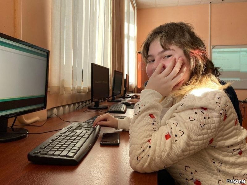 Вы немного путаете: дистанционное обучение != домашнее обучение: домашнее обучение - это обучение индивидуальное, учитель-ученик (может быть как очным, когда учитель приходит домой к ученику, а может быть и удаленным, с использованием разных средств коммуникации), а дистанционное - это обучение групповое. 

Ну да, ковид с нами надолго (если не навсегда), но со временем, как с гриппом, будут вакцины (да и сам вирус ослабеет) и все будет норм. 

Школа УГ? Ну... Нет, наверное. Сам институт школы - идея хорошая, а вот реализация... она разной бывает. И тут есть аж два варианта: местный департамент образования, директор и учителя заинтересованы в обучении будущего поколения (или учителя - упораны, как я) и школа оснащена и есть условия хорошие (ниже я кидал фотки того, чем обновили наши школы - достаточно крутой апгрейд) или все кладут болт. В первом случае школа считается, как не трудно догадаться, хорошей, а во втором - плохой. 

Как вы, может быть, догадались - я работаю в школе. Преподаю робототехнику (сейчас еще и web-разработку курс запустили, но не важно). Я к тому, что если учитель хочет учить (а не сидеть на попе ровно и получать зп), то найдет способы для этого: оборудовал класс (сам полы перестилал и красил, стены перекрашивал даже, светильники вешал!), разработал программы и добился обучения по авторским программам, добился закупки оборудования и ПО... более того, я добился такой штуки, как обучение в малых группах и сейчас у меня класс - это 7-8 человек (и такое можно сделать где угодно - мой коллега, который ведет информатику и физику, сделал так же и даже неплохо заработал на этом - учитель года Томской области и 150к за победу). Все зависит от желания самого учителя, в основном;)

Немного фоточек учебного процесса (иногда мы с ребятами ходим на местные производства) чтоб было хоть немного представления о чем я вообще;)