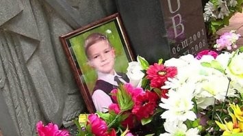 Немного информации для тех , кто не в курсе.
В ноябре 2008 года в подмосковном Ногинске-9 трагически погиб Евгений Табаков, самый молодой кавалер ордена Мужества в Российской Федерации. Ценой собственной жизни мальчик спас старшую сестру от насильника.

Вечером 28 ноября 2008 года Женя и его двенадцатилетняя старшая сестра Яна были дома одни. В дверь позвонил неизвестный мужчина, который представился почтальоном, принёсшим заказное письмо матери детей. Услышав, что взрослых нет дома, мужчина ушёл, однако через некоторое время вернулся и предложил девочке расписаться за мать. Яна не заподозрила ничего неладного и разрешила ему зайти.
Войдя в квартиру и закрыв за собой дверь, «почтальон» вместо письма достал нож и, схватив Яну, стал требовать, чтобы дети отдали ему все деньги и ценности, находившиеся в квартире. Получив от детей ответ, что они не знают, где деньги, преступник потребовал от Жени искать их, а сам потащил Яну в ванную комнату, где стал срывать с неё одежду. Увидев это, Женя побежал на кухню, схватил столовый нож и, вернувшись, с разбегу всадил его незнакомцу в поясницу (как впоследствии выяснят эксперты, нож от слабой руки мальчика вошел в тело только на три сантиметра). Насильник упал и машинально выпустил Яну, но затем вскочил и бросился на Женю. Рассвирепевший мужчина начал один за другим наносить мальчику удары в спину ножом (всего у ребёнка потом насчитают восемь ножевых ранений).
В это время Яна сумела выбежать на лестничную клетку и стала обзванивать квартиры соседей, кричать и звать на помощь. Испугавшись шума, убийца оставил истекающего кровью мальчика, выбежал из квартиры на улицу и скрылся.
Женя был доставлен в больницу приехавшей бригадой «скорой помощи», однако спасти его не удалось   в тот же день он скончался от полученных ранений.
***
От себя добавлю....ублюдок, кто его убил, не дожил до суда, был найден повешенным в СИЗО.
***
Судебное слушание по делу было назначено на 28 августа 2009 года. Однако, накануне заседания подсудимый повесился в одиночной камере следственного изолятора.

По постановлению суда уголовное дело в отношении Сергея Кияшко прекращено в связи с его смертью на основании п. 4 ч.1 ст. 24 и п. 2 ч.1 ст. 27 УПК РФ.