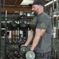 Чего-то странное с грудными мышцами и с предплечьями. Химичит?