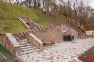 0,3 млн. $, - да он просто бездарь, раз так мало освоил)))). Вот в Гомеле, освоили 700 000$, построив флагшток))))). И туалет, за 1 лям $.