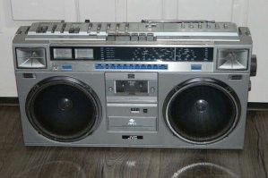 именно такая прелесть у родителей стоит, до сих пор всё функционирует и в идеальном состоянии.