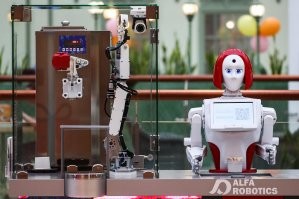 Я его в ст.Голубицкой на Азовском море видел, он теперь мороженое продаёт в рыжем женском парике и дыркой во лбу.