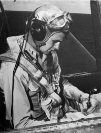 Командир торпедного катера РТ-109 лейтенант Джон Кеннеди.
Пилот торпедоносца TBM «Эвенджер» лейтенант Джордж Буш готовится к вылету.