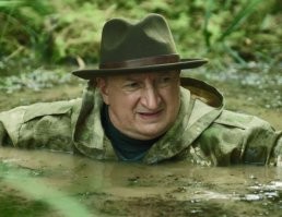 Всегда было смешно слушать: не хотел быть заложником одной роли)
А тебя прям разрывают? Если нет, может ты просто попал в точку и способен на 1 эту роль)
Вспомните "казанову",который ушёл из сериала после 1-го сезона, тоже не хотел стать заложником 1-ой роли) и тоже как то на вторых ролях.
Вообще прежде чем кидать работу, надо найти что-то другое.