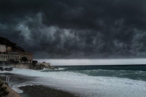 Вот здесь классное место , в отлив в море есть бассейн а в прилив его уже нет .