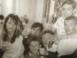 Мы помоложе и выглядели так.
Или так. На первой, это в военкомате! А на второй-после!