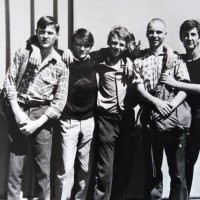 Мы помоложе и выглядели так.
Или так. На первой, это в военкомате! А на второй-после!