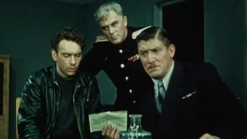 - Вы хотели сказать "рулонов"?
- Ну да, луронов