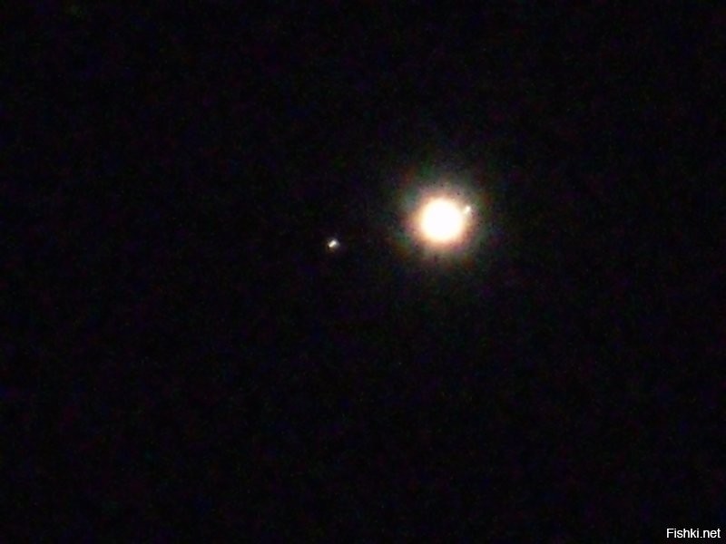 Присылайте фотки. Вот моя, делал 10 лет назад в Горном Алтае через бинокль Х20, на мыльницу, это Юпитер и его спутники видно тут только два, сейчас тоже в Подмосковье.