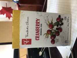 Канадцы очень любят клюкву, но не только в виде сока, потому что в Ocean Spray очень много сахара.  Клюква подается в виде желе к индюшке на День Благодарения и на Рождество, а также в сушеном виде (как изюм) в салаты.  А еще мои женщины (жена и невестки) любят клюквенный чай.  Звучит забавно.  Я не пью такое, я они любят.