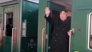 Иногда этот товарищ прикатывает в гости  на своём бронепоезде. Тогда график движения на пути его следования вообще летит к ибеням собачим )))
Сие есть не регулярно, но отпуск некоторые планируют, поглядывая на график политических визитов внука Великого Чучхе )))