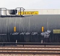 Заинтриговало в чем тут прикол.
С помощью гугла предполагаю:
"Я потерял насадку-распылитель" (для балончика с краской) и более жирным шрифтом "Нашел!!!"