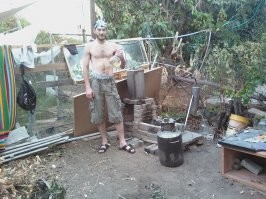 я как то из манго гнал, 76* первач шел, а бошки и хвосты в мопед залил и ездил, все к выхлопу принюхивались))))