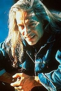 Фрэнк Силва работал декоратором на съёмках "Твин Пикс". Однажды он случайно попался на глаза Линчу, когда крадучись пересекал съёмочную площадку (второй вариант истории - заглянул в зеркало из-за плеча Линча). И в фильме появился Боб.