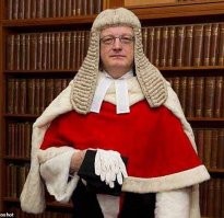 Почему британские судья и адвокаты в суде носят парики с седыми волосами?
Чтобы вызвать к себе уважение. Мол, убеленные сединами старцы выносят мудрые решения и никогда не ошибаются.