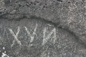 А я думал что это байка подвыпивших мужиков))))))))

Рассказывали мне историю что мужик\гастробайтер ездил на заработки каменщиком в солнечную Испанию......Договаривались об одном ( предварительно) но по факту по приезду заказчик в корне поменял тариф.......

Делать нечего хоть и меньше а возвращаться не на что , надо работать хоть и за билет на обратно.

Так вот он так хитро стену забора выложил из камня что то ли в полдень то ли вечером определённые камни давали такую тень, по отношению к остальным что вырисовывалось одно известное слово)))))