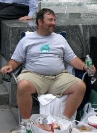 Человек на фотографии - самый первый покупатель iPhone. О каком классовом неравенстве идёт речь? В США и Западной Европе, где основные продажи, телефоны берутся в комплекте с тарифом на несколько лет. У нас - покупают в кредит. По 25 тысяч продавали iPhone SE, у нас один купил, 2 недели громко матом охреневал от "эргономичного и продуманного" интерфейса и кучи ограничений и запретов на всё, и потом перепродал нафиг.