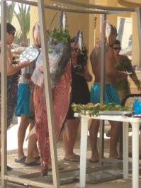 Вот такого в Тунисе полтора года назад давали на оллинклюзиве. Можно было тупо в столовую идти на обед, а можно было прямо возле пляжа на гриле зависнуть. Просто отрезали кусочки и жарили.