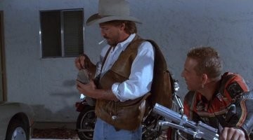 Знаю одного - с сапогами у него проблема была... )