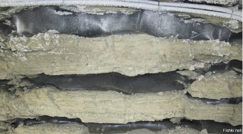 Тут не упомянули музей вечной мерзлоты в Игарке.
Был там в 91 году.  Ниже фотка, слой грунта, слой льда.